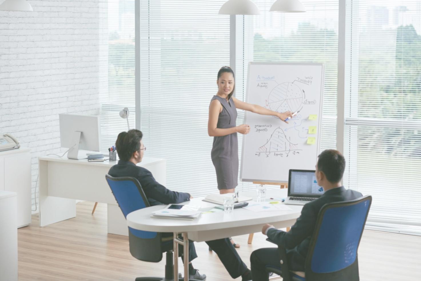 Деловые партнеры обсуждают финансовые планы и стратегии накопления