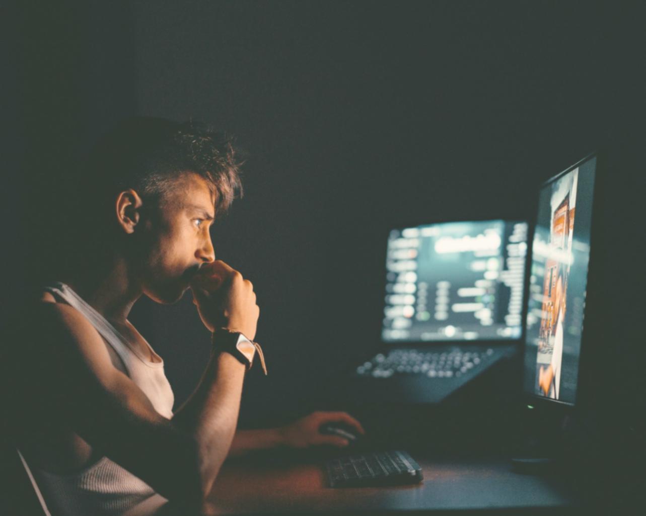 Рабочий стол финансового планировщика с документами и калькулятором